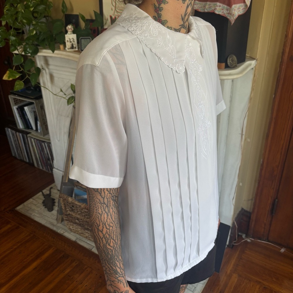 ๐ SOLD ๐ Vintage 80s Sheer White Pleated Lace Loop Collar Short Sleeve Blouse M - Picture 2 of 9
